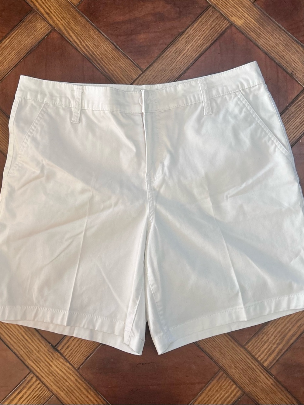St. John's Bay White Women's Bermuda Shorts Sz 10 98% cotton high rise